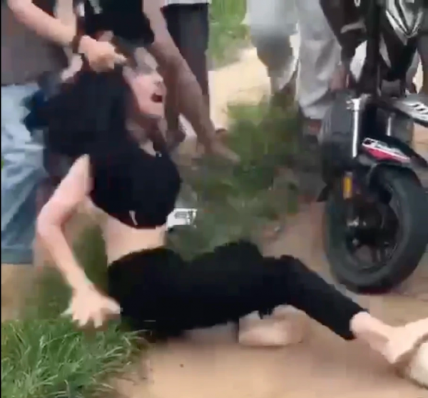 Nữ sinh 14 tuổi bị đánh hội đồng dã man tại vườn cà phê Nữ sinh 14 tuổi bị đánh hội đồng dã man tại vườn cà phê