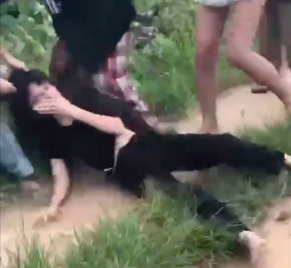 Nữ sinh 14 tuổi bị đánh hội đồng dã man tại vườn cà phê Nữ sinh 14 tuổi bị đánh hội đồng dã man tại vườn cà phê