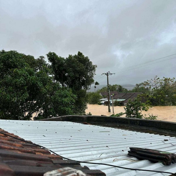 'Nước đã ngập nửa nhà': Người dân Đắk Lắk cầu cứu trong đêm vì lũ dâng nhanh 'Nước đã ngập nửa nhà': Người dân Đắk Lắk cầu cứu trong đêm vì lũ dâng nhanh