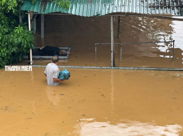 Nước lũ bao vây nhiều khu dân cư ở Quảng Ngãi Nước lũ bao vây nhiều khu dân cư ở Quảng Ngãi