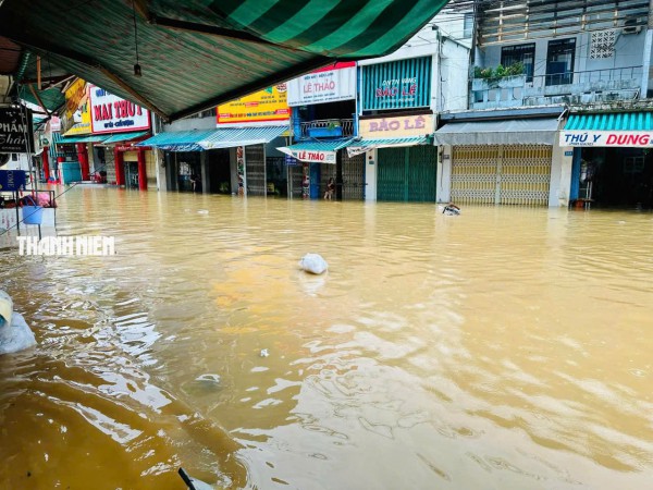 Nước lũ bao vây nhiều khu dân cư ở Quảng Ngãi Nước lũ bao vây nhiều khu dân cư ở Quảng Ngãi