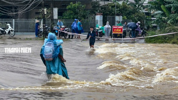 Nước lũ bao vây nhiều khu dân cư ở Quảng Ngãi Nước lũ bao vây nhiều khu dân cư ở Quảng Ngãi