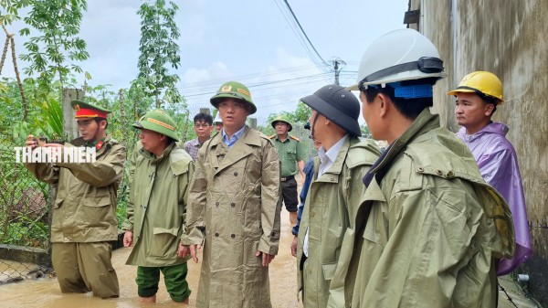 Nước lũ bao vây nhiều khu dân cư ở Quảng Ngãi Nước lũ bao vây nhiều khu dân cư ở Quảng Ngãi
