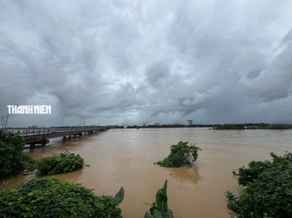 Nước lũ bao vây nhiều khu dân cư ở Quảng Ngãi Nước lũ bao vây nhiều khu dân cư ở Quảng Ngãi