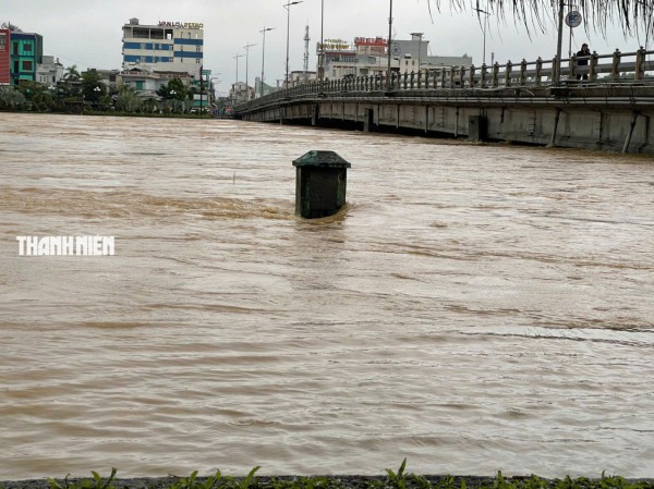 Nước lũ bao vây nhiều khu dân cư ở Quảng Ngãi Nước lũ bao vây nhiều khu dân cư ở Quảng Ngãi