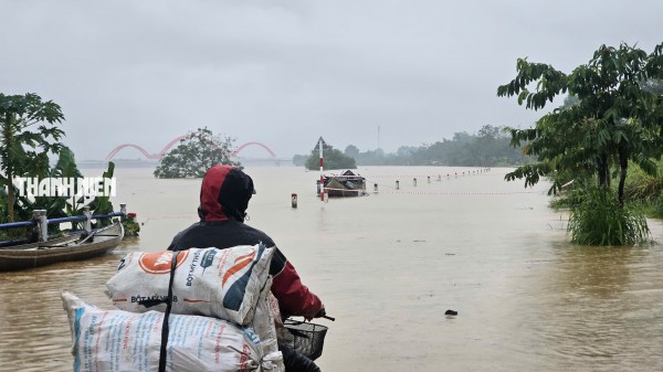 Nước lũ bao vây nhiều khu dân cư ở Quảng Ngãi Nước lũ bao vây nhiều khu dân cư ở Quảng Ngãi