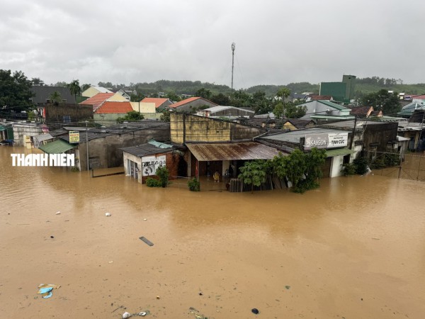 Nước lũ bao vây nhiều khu dân cư ở Quảng Ngãi Nước lũ bao vây nhiều khu dân cư ở Quảng Ngãi