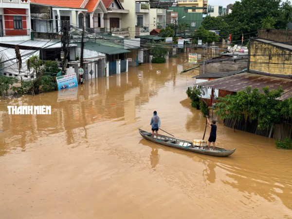 Nước lũ bao vây nhiều khu dân cư ở Quảng Ngãi Nước lũ bao vây nhiều khu dân cư ở Quảng Ngãi