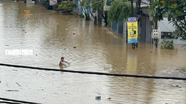 Nước lũ bao vây nhiều khu dân cư ở Quảng Ngãi Nước lũ bao vây nhiều khu dân cư ở Quảng Ngãi