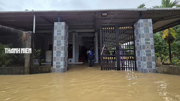 Nước lũ bao vây nhiều khu dân cư ở Quảng Ngãi Nước lũ bao vây nhiều khu dân cư ở Quảng Ngãi
