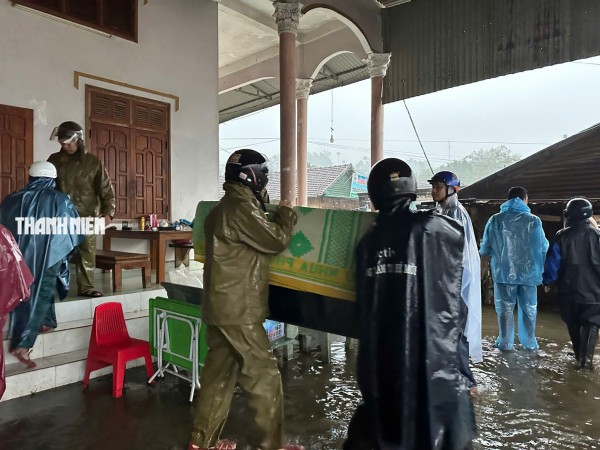 Nước lũ bao vây nhiều khu dân cư ở Quảng Ngãi Nước lũ bao vây nhiều khu dân cư ở Quảng Ngãi