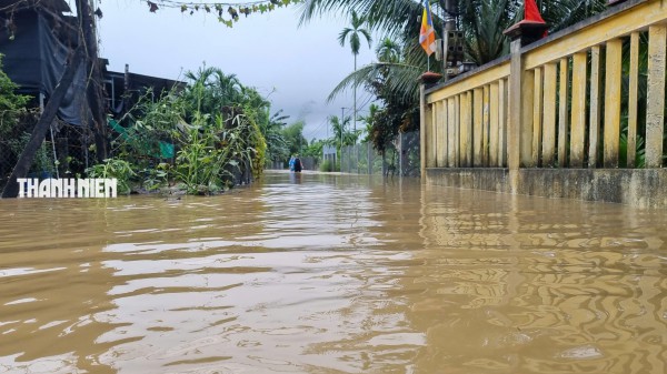 Nước lũ bao vây nhiều khu dân cư ở Quảng Ngãi Nước lũ bao vây nhiều khu dân cư ở Quảng Ngãi