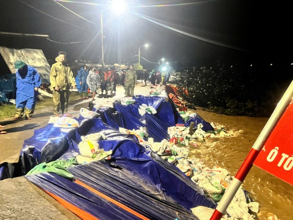 Nước lũ cuồn cuộn chảy đánh vỡ kè biển An Lương, bộ đội xuyên đêm ứng cứu Nước lũ cuồn cuộn chảy đánh vỡ kè biển An Lương, bộ đội xuyên đêm ứng cứu