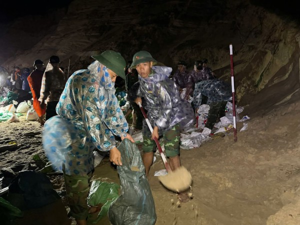 Nước lũ cuồn cuộn chảy đánh vỡ kè biển An Lương, bộ đội xuyên đêm ứng cứu Nước lũ cuồn cuộn chảy đánh vỡ kè biển An Lương, bộ đội xuyên đêm ứng cứu