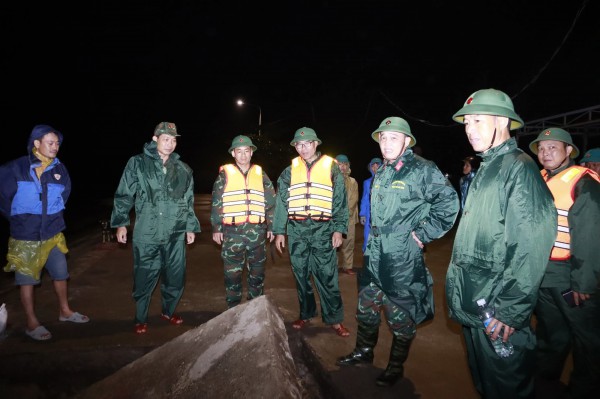 Nước lũ cuồn cuộn chảy đánh vỡ kè biển An Lương, bộ đội xuyên đêm ứng cứu Nước lũ cuồn cuộn chảy đánh vỡ kè biển An Lương, bộ đội xuyên đêm ứng cứu