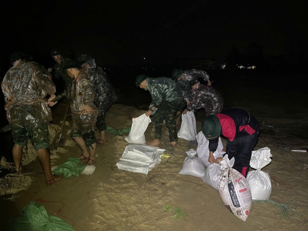 Nước lũ cuồn cuộn chảy đánh vỡ kè biển An Lương, bộ đội xuyên đêm ứng cứu Nước lũ cuồn cuộn chảy đánh vỡ kè biển An Lương, bộ đội xuyên đêm ứng cứu