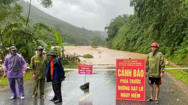 Nước ngập sâu, nhiều đoạn quốc lộ, tỉnh lộ ở Thanh Hóa tê liệt Nước ngập sâu, nhiều đoạn quốc lộ, tỉnh lộ ở Thanh Hóa tê liệt