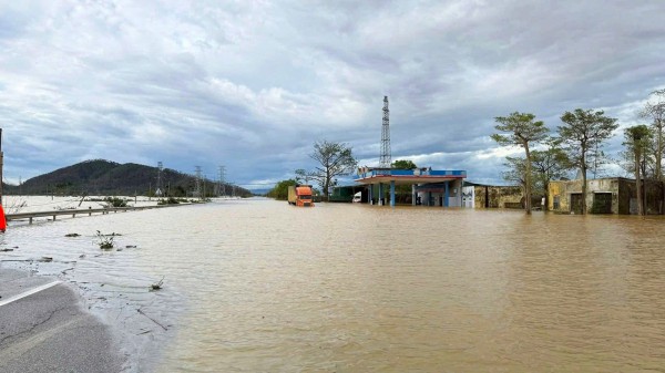 Nước sông Lam dâng cao, Quốc lộ 1A ngập sâu Nước sông Lam dâng cao, Quốc lộ 1A ngập sâu
