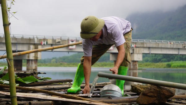 Nước sông Mã đen ngòm, bốc mùi hôi tanh