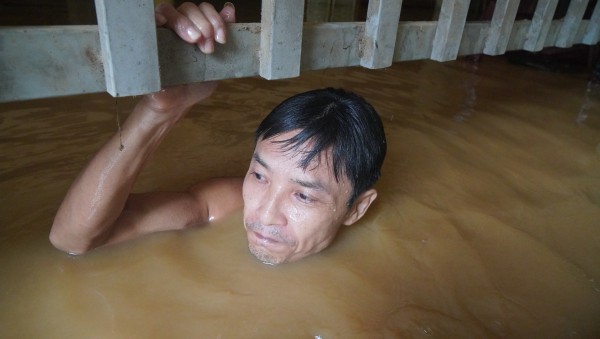 Nước sông Mã ồ ạt đổ vào nhà dân Nước sông Mã ồ ạt đổ vào nhà dân