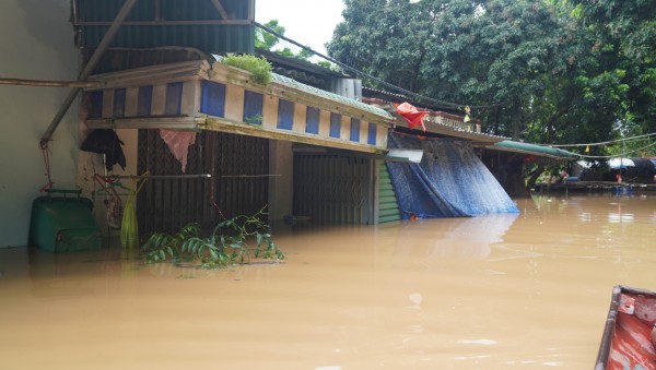 Nước sông Mã ồ ạt đổ vào nhà dân Nước sông Mã ồ ạt đổ vào nhà dân