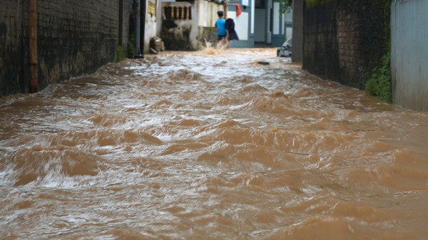 Nước sông Mã ồ ạt đổ vào nhà dân Nước sông Mã ồ ạt đổ vào nhà dân