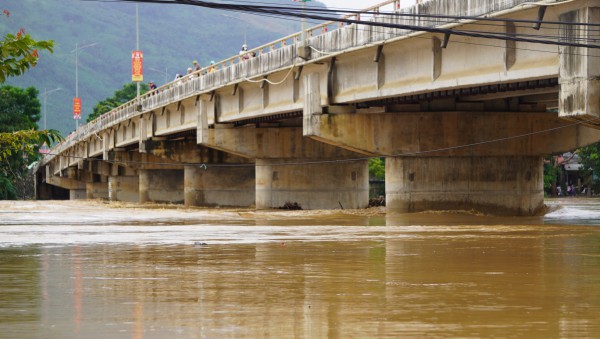 Nước sông Mã ồ ạt đổ vào nhà dân Nước sông Mã ồ ạt đổ vào nhà dân