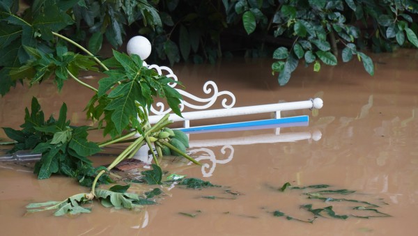 Nước sông Mã ồ ạt đổ vào nhà dân Nước sông Mã ồ ạt đổ vào nhà dân