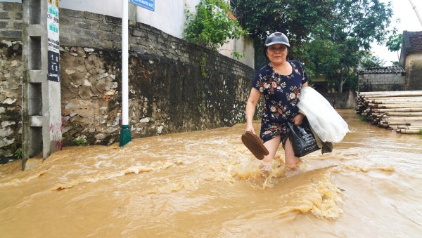 Nước sông Mã ồ ạt đổ vào nhà dân Nước sông Mã ồ ạt đổ vào nhà dân