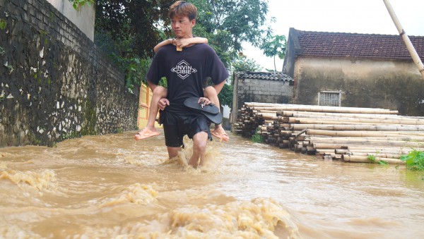 Nước sông Mã ồ ạt đổ vào nhà dân Nước sông Mã ồ ạt đổ vào nhà dân