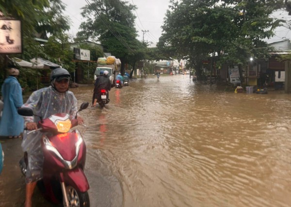 Nước sông Vu Gia, Túy Loan dâng cao, người dân trắng đêm chạy lụt Nước sông Vu Gia, Túy Loan dâng cao, người dân trắng đêm chạy lụt