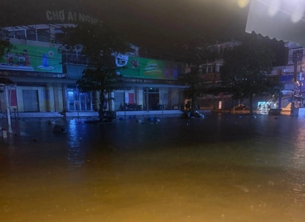 Nước sông Vu Gia, Túy Loan dâng cao, người dân trắng đêm chạy lụt Nước sông Vu Gia, Túy Loan dâng cao, người dân trắng đêm chạy lụt