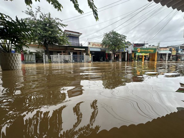 Nước sông Vu Gia, Túy Loan dâng cao, người dân trắng đêm chạy lụt Nước sông Vu Gia, Túy Loan dâng cao, người dân trắng đêm chạy lụt