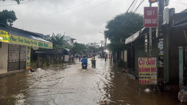 Nước sông Vu Gia, Túy Loan dâng cao, người dân trắng đêm chạy lụt Nước sông Vu Gia, Túy Loan dâng cao, người dân trắng đêm chạy lụt