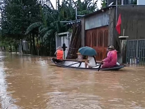 Nước sông Vu Gia, Túy Loan dâng cao, người dân trắng đêm chạy lụt Nước sông Vu Gia, Túy Loan dâng cao, người dân trắng đêm chạy lụt