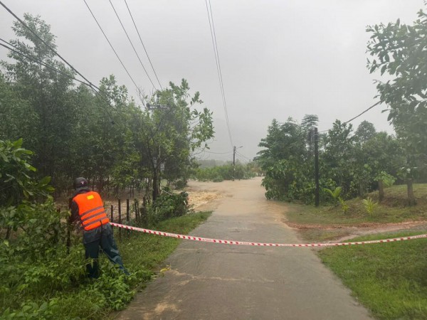 Nước sông Vu Gia, Túy Loan dâng cao, người dân trắng đêm chạy lụt Nước sông Vu Gia, Túy Loan dâng cao, người dân trắng đêm chạy lụt