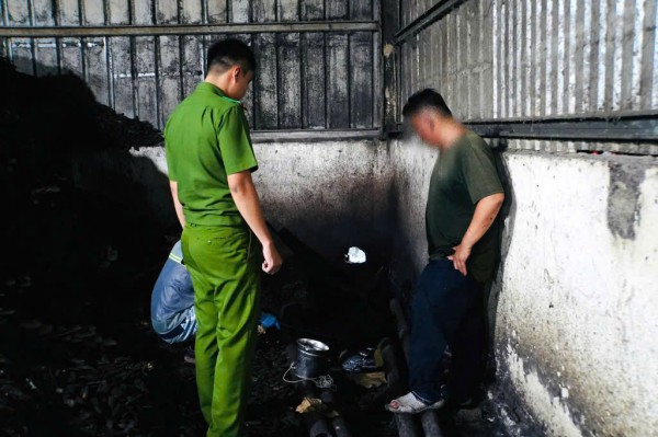 Nước thải đen ngòm, ô nhiễm lén lút xả thẳng ra sông Vàm Cỏ Tây