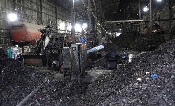 Nước thải đen ngòm, ô nhiễm lén lút xả thẳng ra sông Vàm Cỏ Tây