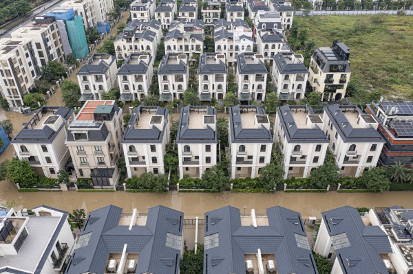 Nước vẫn 'bao vây' khu biệt thự triệu đô ở Hà Nội Nước vẫn 'bao vây' khu biệt thự triệu đô ở Hà Nội