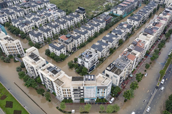 Nước vẫn 'bao vây' khu biệt thự triệu đô ở Hà Nội Nước vẫn 'bao vây' khu biệt thự triệu đô ở Hà Nội