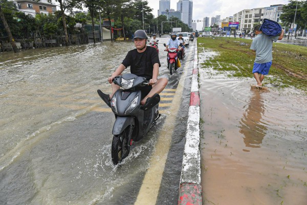 Nước vẫn 'bao vây' khu biệt thự triệu đô ở Hà Nội Nước vẫn 'bao vây' khu biệt thự triệu đô ở Hà Nội