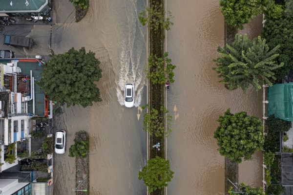 Nước vẫn 'bao vây' khu biệt thự triệu đô ở Hà Nội Nước vẫn 'bao vây' khu biệt thự triệu đô ở Hà Nội