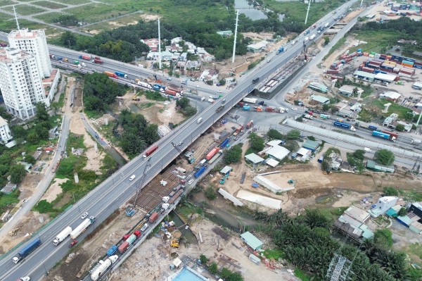 Nút giao 4 tầng ở cửa ngõ cảng Cát Lái đạt 75% tiến độ, còn 'kẹt' 6 hộ dân