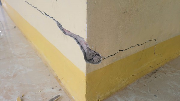 Nứt hàng loạt công trình ở Gia Lai sau tiếng nổ dưới lòng đất Nứt hàng loạt công trình ở Gia Lai sau tiếng nổ dưới lòng đất