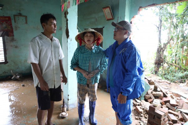 PV Thanh Niên nơi rốn lũ miền Trung: Vừa đưa tin vừa kết nối nhân ái