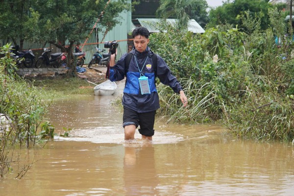 PV Thanh Niên nơi rốn lũ miền Trung: Vừa đưa tin vừa kết nối nhân ái