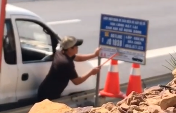 Phá hoại bảng thông tin cứu hộ trên cao tốc vì mâu thuẫn làm ăn Phá hoại bảng thông tin cứu hộ trên cao tốc vì mâu thuẫn làm ăn