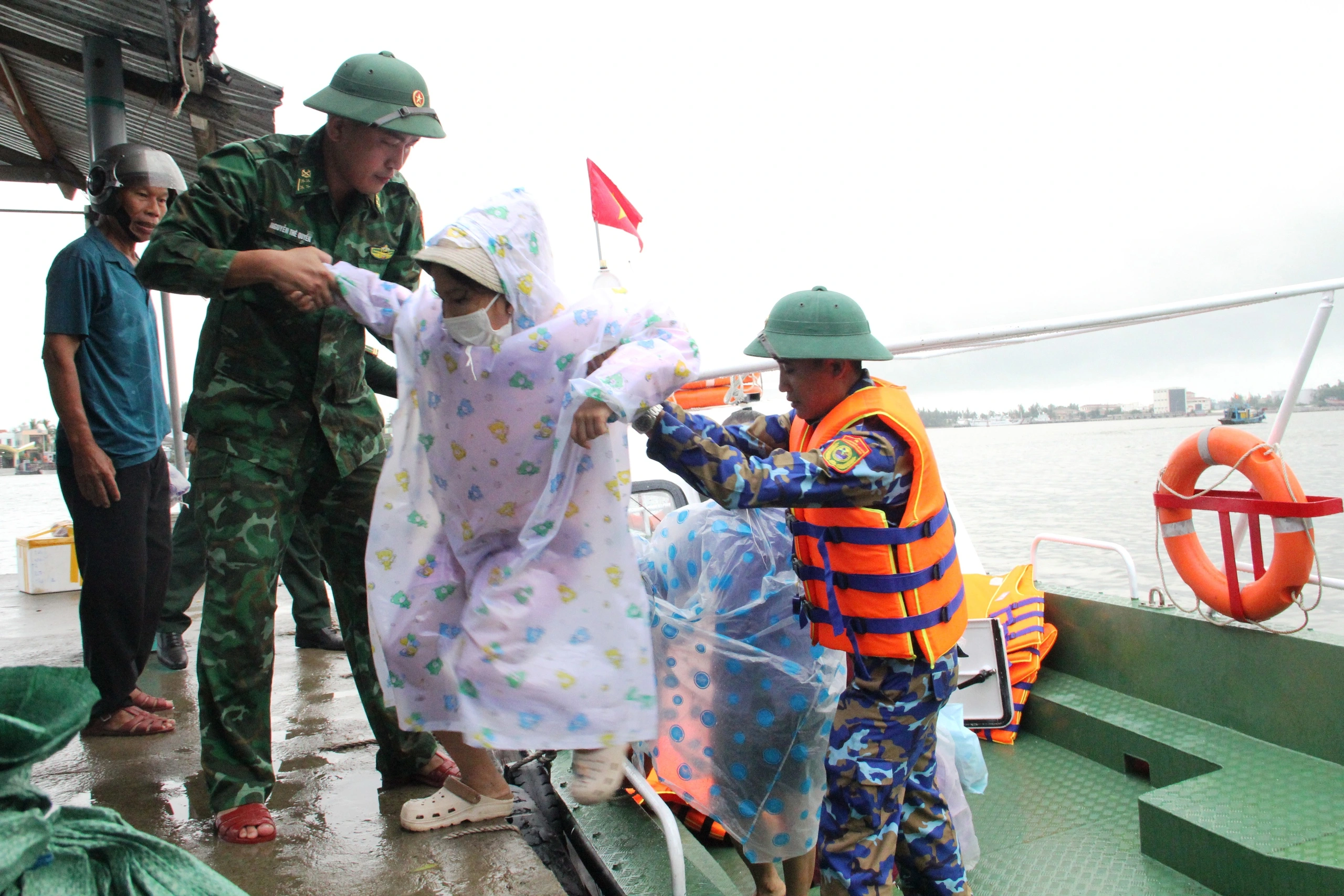 Phà hỏng, Biên phòng Quảng Nam dùng ca nô đưa đón hàng ngàn người dân xã đảo