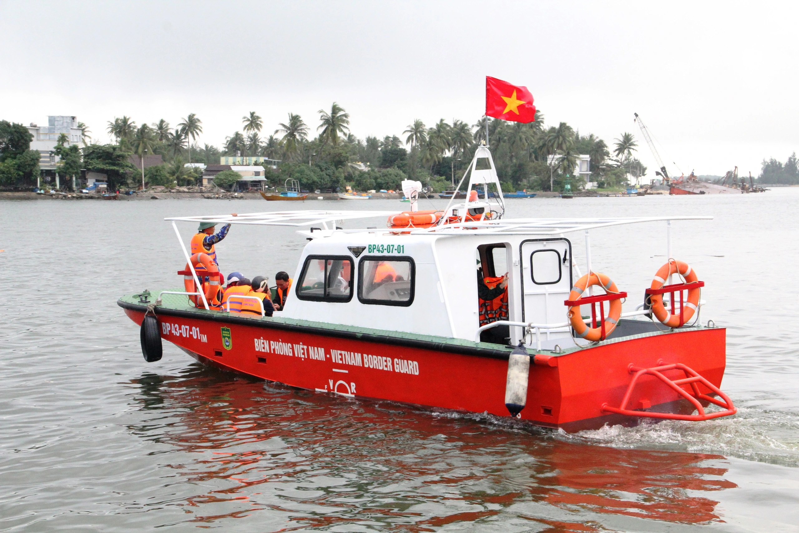 Phà hỏng, Biên phòng Quảng Nam dùng ca nô đưa đón hàng ngàn người dân xã đảo