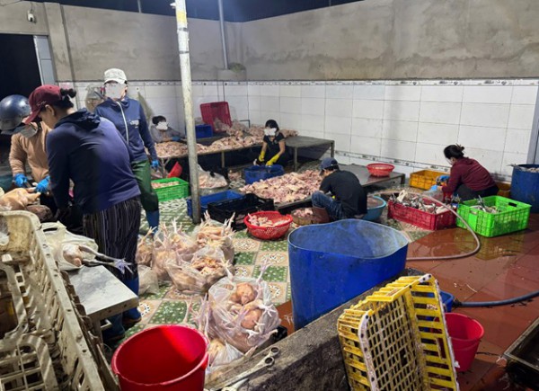 Phát hiện 10 tấn thịt gà không rõ nguồn gốc trong kho lạnh ở Khánh Hòa Phát hiện 10 tấn thịt gà không rõ nguồn gốc trong kho lạnh ở Khánh Hòa